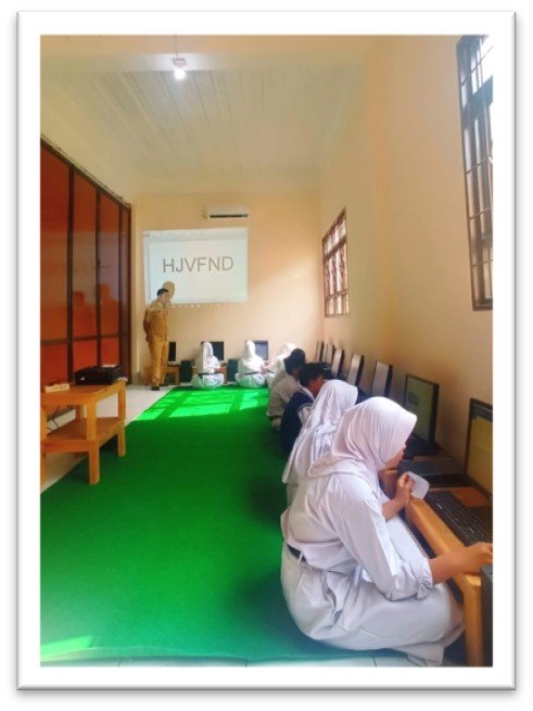 Ruang komputer di SMP Islam Al-Muttaqien